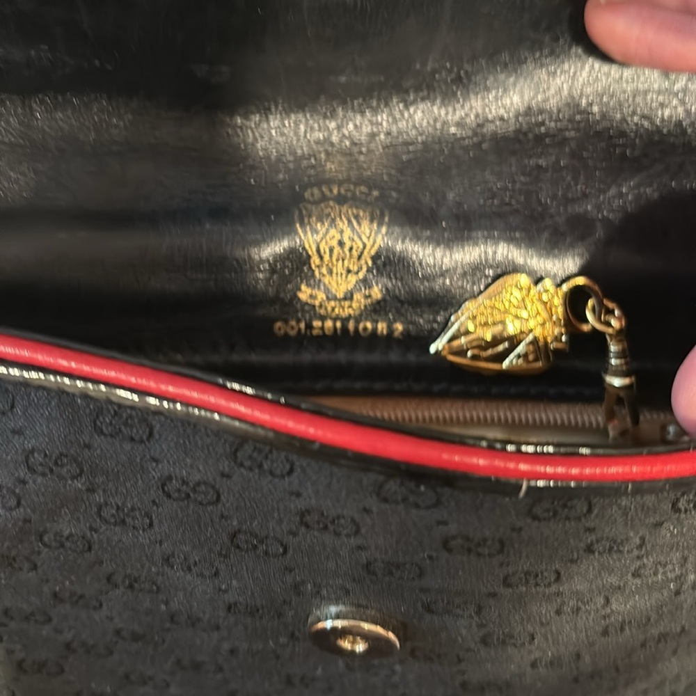 Gucci vintage crossbody bag black with red trim. Beautiful inside has wear shown - Picture 4 of 11
